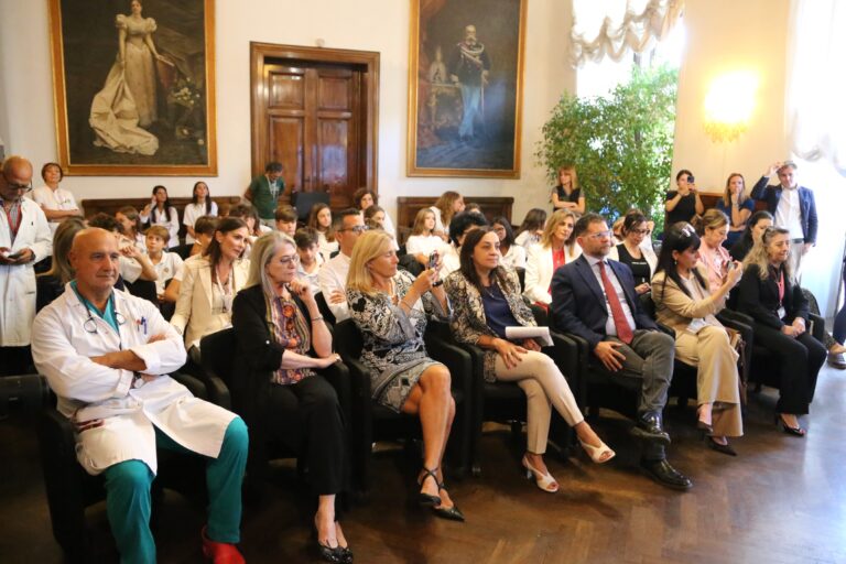 Pubblico e rappresentanti istituzionali durante la presentazione del progetto