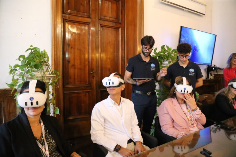 Partecipanti provano i visori di realtà virtuale